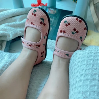 Нови кадифе флорални платнени обувки момичета квадратна уста вътрешни обувки меки подметки нехлъзгащи се обувки