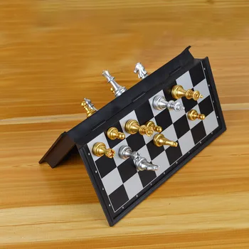 Сгъваема шахматна дъска шахматна игра Златен сребърен магнитен шахматен комплект Преносим комплект за начинаещи Пластмасов за деца Възрастен Парти